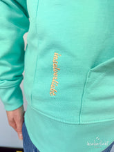 Lade das Bild in den Galerie-Viewer, inselverliebt Hoodie &quot;Im Herzen am Meer&quot; in lindgruen